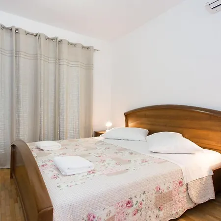 Bed & Breakfast Mario Krk Town Buitenkant foto